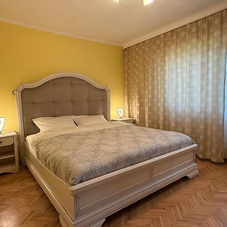 Apartment Palace Of Parliament Bukarest Eksteriør billede